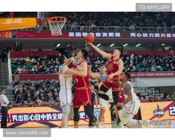 阿夫迪亚强突麦丹上篮打成二加一展现惊人爆发力带动全场气势